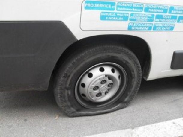 Una delle gomme tagliate ai furgoni di Coeso