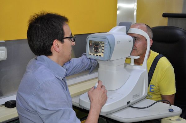 Un controllo oculistico durante le giornate di prevenzione a Firenze