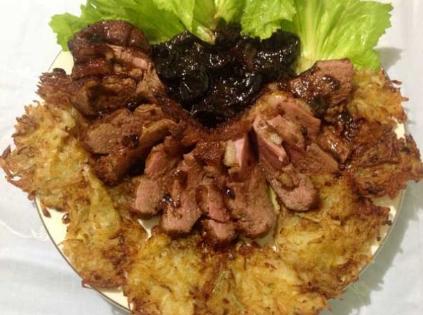 PETTO D’ANATRA ALLE PRUGNE CON ROSTI DI PATATE E CIPOLLINE