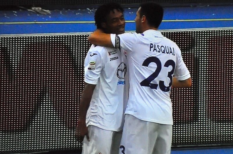 L'abbraccio di Pasqual a Cuadrado dopo il primo goal