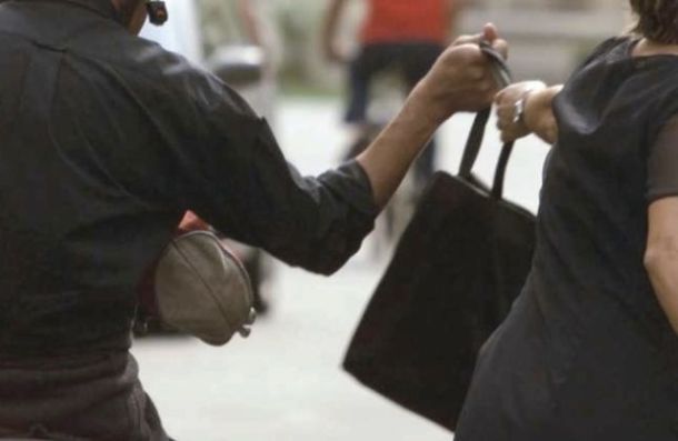 Arrestato dalla Polizia dopo aver scippato un'anziana che, cadendo, si è rotta la spalla