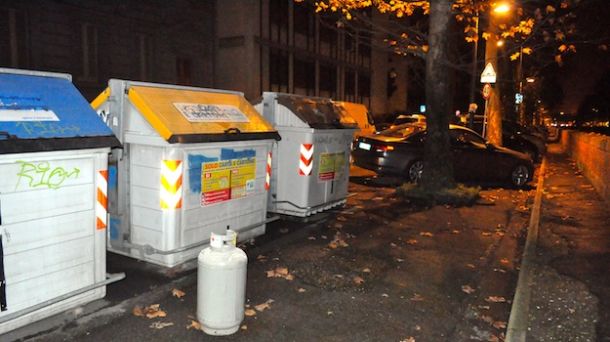 La bombola del gas abbandonata accanto au un cassonetto in viale Milton a Firenze