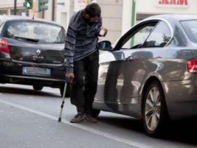 Elemosina con stampelle, ma sono falsi invalidi