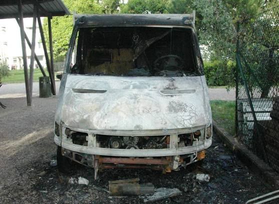 Il camion della cooperativa Il Cerro, di don Santoro, alle Piagge, bruciato. foto dalla pagina Facebook di Saverio Tommasi