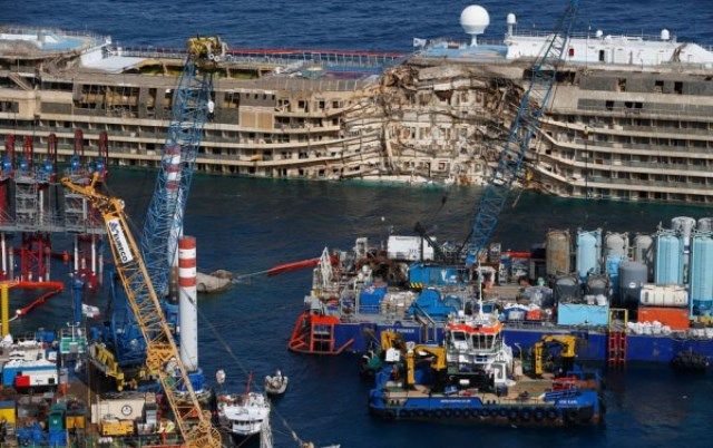 I lavori attorno alla Concordia per farla tornare a galleggiare