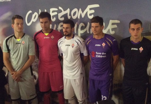 Da sinistra: Neto, Tatarasanu, Tomovic, Gomez e Octavio con le nuove maglie