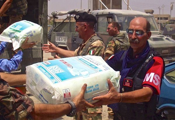 Il luogotenente Enzo Fregosi (a destra) durante un'operazione umanitaria a Nassiriya (Foto FirenzePost)