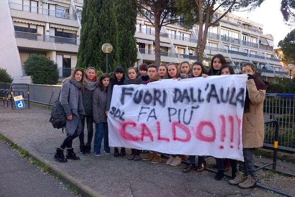 Gli studenti della 3ª DL del Calamandrei chiedono solo di poter far lezione al caldo
