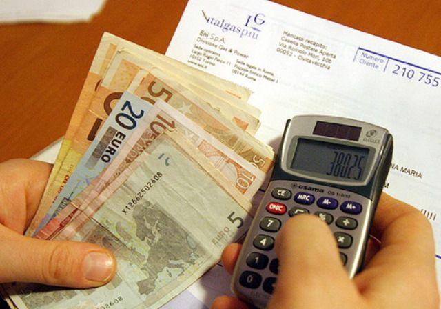 Le famiglie riducono i consumi