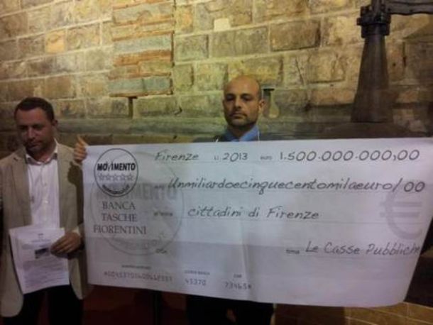 Lo striscione a forma di assegno esposto dai 5stelle