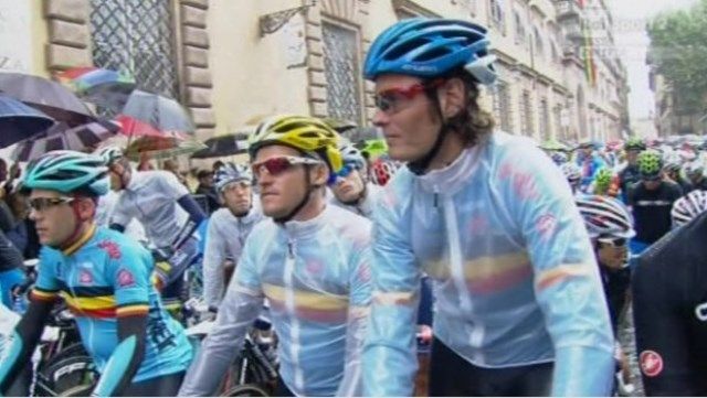 Un momento della partenza da Lucca dei professionisti del ciclismo