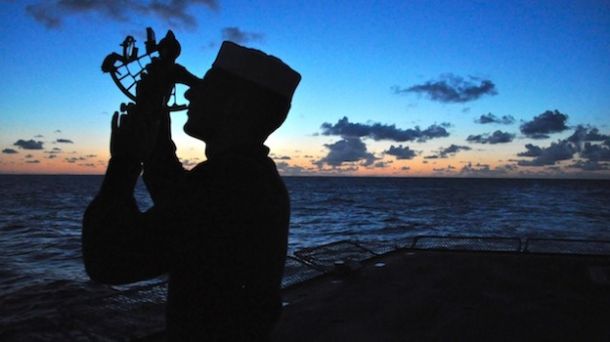 Con il sestante un allievo dell'Accademia Navale fa il punto nave