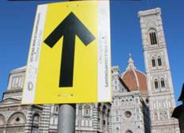 Prima freccia indicatrice posizionata in piazza Duomo a Firenze