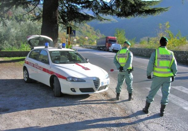 La polizia provinciale di Lucca ha denunciato una mamma ubriaca