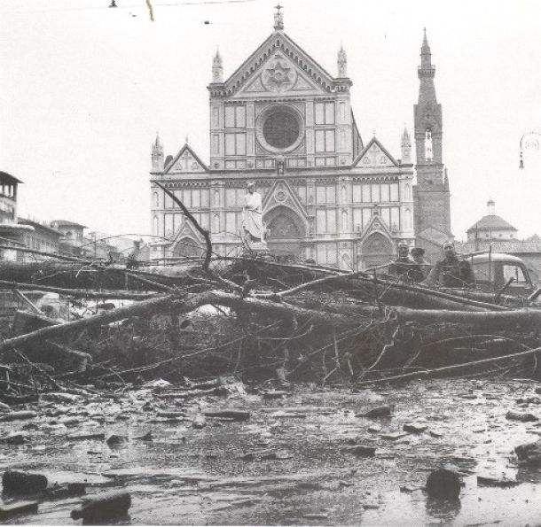 Alluvione_di_Firenze_piazza Santa Croce (PD, 1966, Italia)