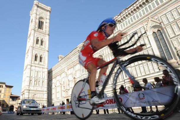 Cronometro junior davanti al Duomo di Firenze (Foto Riccardo Sanesi)