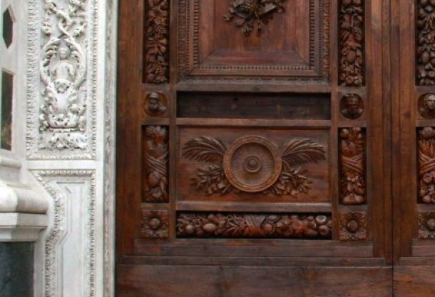 La formella mancante nel portone di Santa Croce a Firenze
