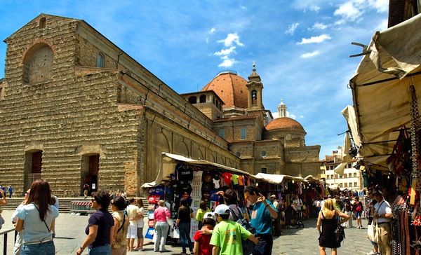 Ci cerca una mediazione contro il trasferimento delle bancarelle da piazza San Lorenzo