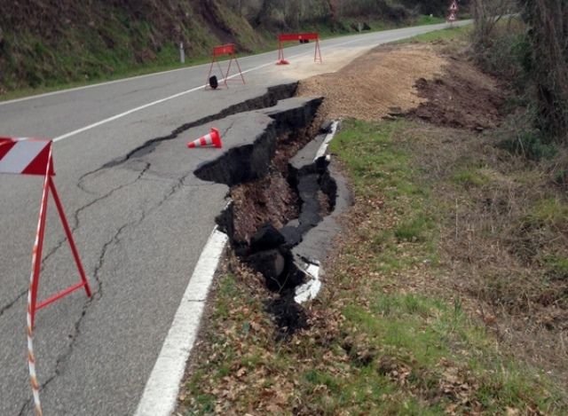 La frana che sta interessando la strada che conduce a Roccalbegna
