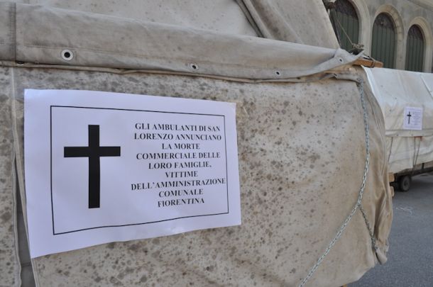 I cartelli apparsi oggi sui banchi in piazza del Mercato Centrale