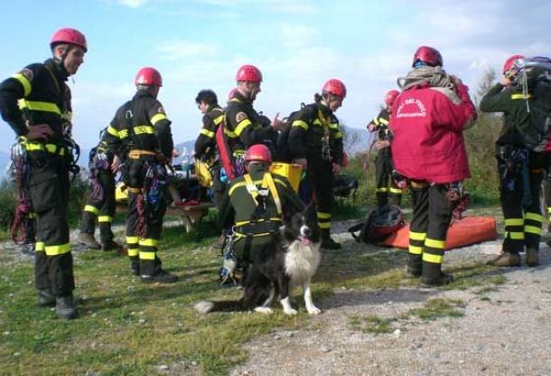 Squadre di Vigili del Fuoco durante un'esercitazione di ricerca persone