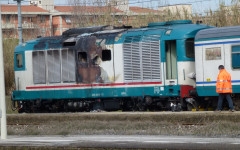 Il locomotore bruciato alla stazione delle Cascine