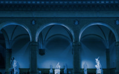 La Loggia dei Lanzi illuminata di blu