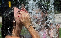 Contro il caldo africano ci si difende soltanto facendo il bagno nelle fontane
