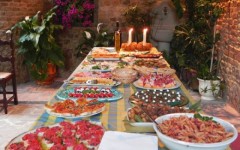 Buon appetito con la tavola dei cibi toscani