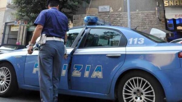 La Polizia di Pisa ha preso in carico le nomadi bloccate dal venditore cingalese