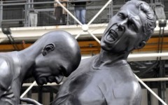 La scultura alta 5 metri della testata Zidane-Materazzi a Pietrasanta