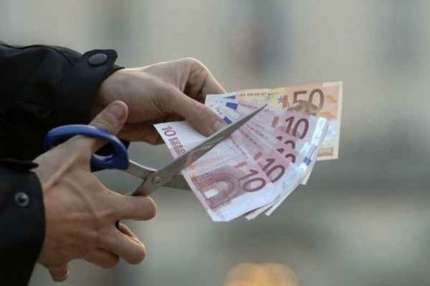 Il 37% degli italiani è costretto a chiudere aiuto ai genitori per far fronte alle difficoltà economiche