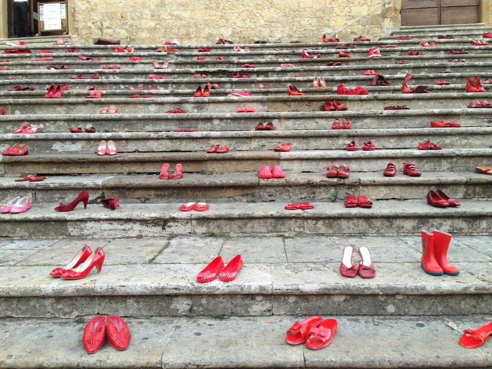 Scarpe rosse sulla scalinata del Duomo di San Gimignano, no ai femminicidi
