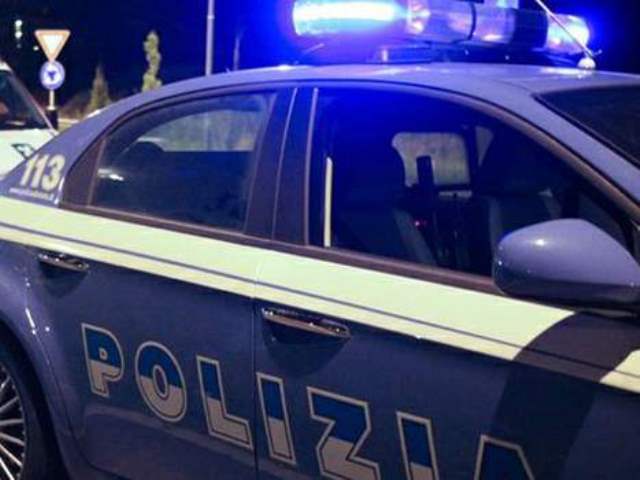 La polizia ha arrestato un marocchino sopreso a rubare in un'auto a Firenze
