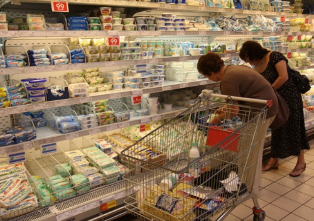 Le famiglie italiane riducono i consumi