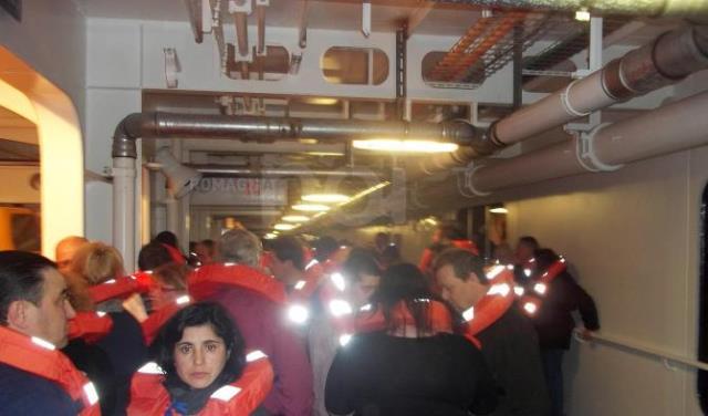 Passeggeri sulla Concordia tentano di raggiungere le scialuppe di salvataggio