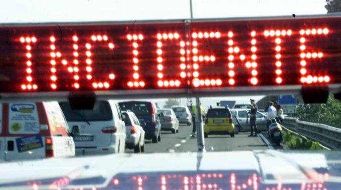 Autostrada A11: incidente con quattro auto fra Capannori e Lucca Est. Sette chilometri di coda verso Firenze