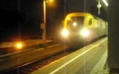 Treno si ferma, passeggeri a piedi lungo i binari