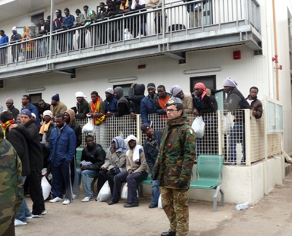 Immigrati nel centro di accoglienza di Lampedusa