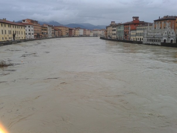 Arno in piena a Pisa