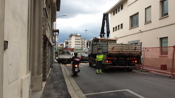 I lavori stradali davanti alla Menarini (dal Gruppo di Facebook dei residenti)
