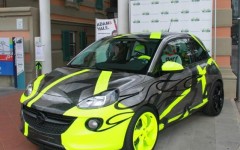 La Opel Adam davanti all'ingresso dell'ospedale Meyer