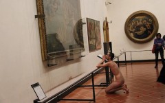 Il momento in cui il giovane spagnolo si inginocchia davanti alla Venere (foto per cortese concessione di Susanna Mantovani)