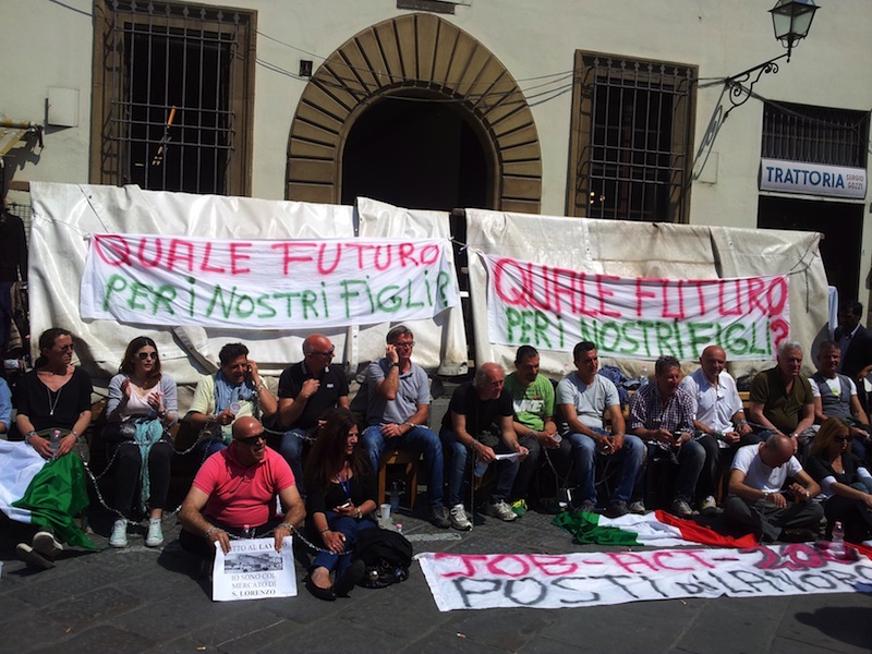 Gli ambulanti di piazza San Lorenzo si sono incatenati per protesta