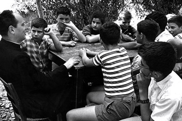 Don Lorenzo Milani con i suoi ragazzi nella scuola di Barbiana