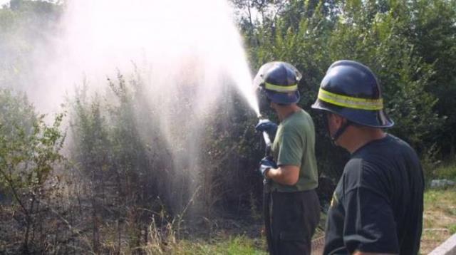Vigili del fuoco toscani impegnati nello spegnimento di incendi di sterpaglie