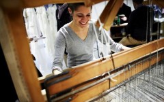 Un'operatrice al lavoro a Pitti Filati