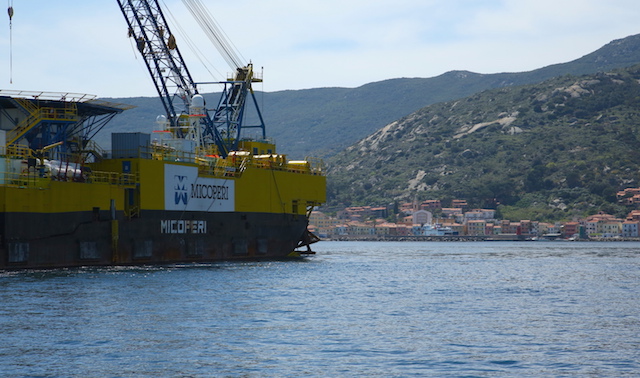 La nave Micoperi 30 davanti all'Isola del Giglio (foto Edmondo Zanini/Micoperi)