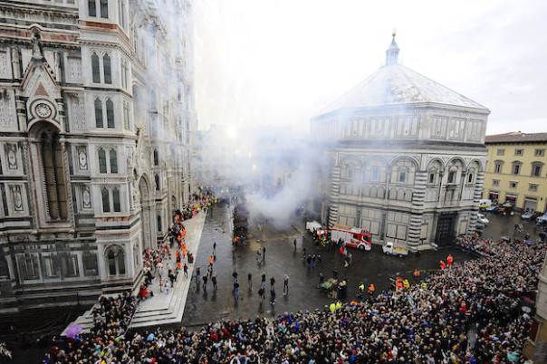 Firenze Piazza del Duomo durante lo Scoppio del Carro (foto Giacomo Morini)