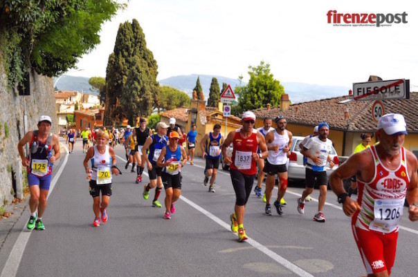Gli atleti della 100 Km del Passatore 2015 lungo la salita di Fiesole